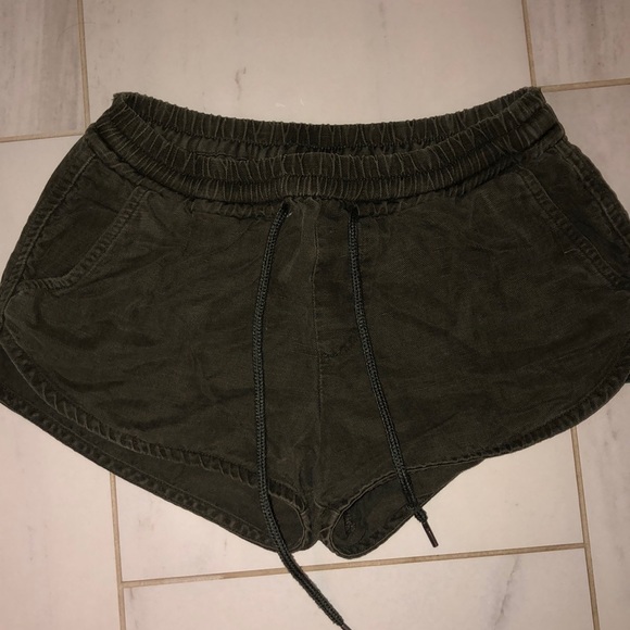 Aritzia Pants - Army green aritzia shorts ( brand : community )